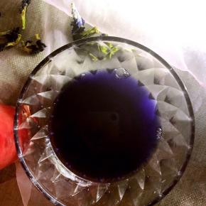 1.蝶豆花开水冲泡过滤至杯中晾凉备用