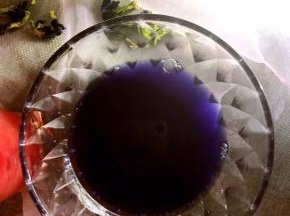 1.蝶豆花开水冲泡过滤至杯中晾凉备用