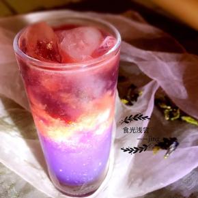 5.将蝶豆花液体倒入装有西瓜汁和冰块的杯中，红色上浮，蝶豆花液体下沉