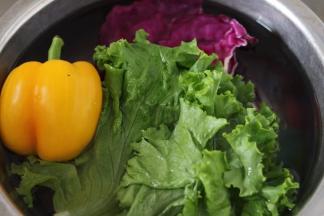 把所有蔬菜，放入淡盐水浸泡十分钟，冲洗干净，沥干水份。