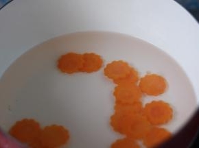 切好的胡萝卜，焯水两分钟，捞出。