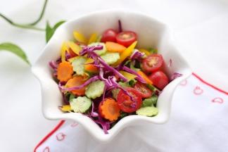 把切好的蔬菜装盘。