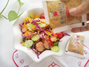 浇入丘比沙拉汁，拌匀。