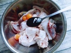 将泡洗干净的鸡块放入一个口大容器中。