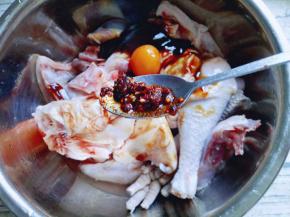 再加入油辣子，我自己做的油辣子，做好后装密封罐，冰箱保存，用时取点很方便。