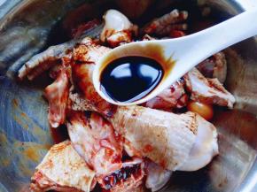 加入老抽，生抽。