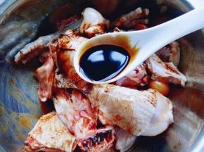 加入老抽，生抽。