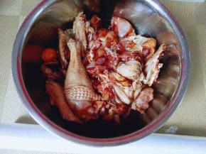 戴上一次性手套，抓拌均匀。盖上盖子放入冰箱冷藏腌制45分钟以上。