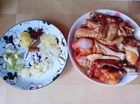 葱姜蒜去皮切碎。腌制好的鸡块看起来很入味吧！