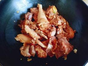 加入鸡块大火煸炒。