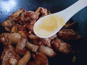 鸡块炒至没有多余的汤汁时，加入冰糖继续小火煸炒，炒糖色。