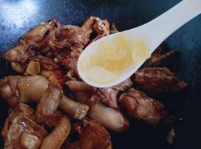 鸡块炒至没有多余的汤汁时，加入冰糖继续小火煸炒，炒糖色。