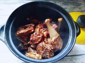 将炒好的鸡块倒入啥锅中。