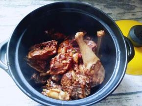 将炒好的鸡块倒入啥锅中。