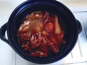 加入开水，烧开后转小火40分钟。