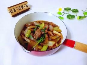  40分型后将砂锅中的鸡块倒入炒锅中，加入配菜。(也可以不加。) 大火收汁即可调味出锅，个人觉得带点汤汁比较入味，好吃，所以没有收到特别干，可以根据自己喜欢呦。