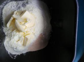 面包桶里依次加入蛋液、水、汤种、面粉、糖、盐、奶粉、黄油、酵母