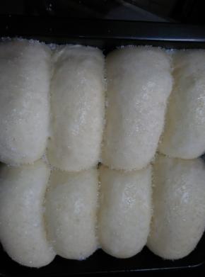 发酵结束拿出来刷上水、撒上粗砂糖，此时烤箱170度预热6分钟左右