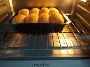 放入预热好的烤箱下层，上火170度、下火150度、18分钟