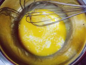 先做蛋黄糊，蛋黄用手动打蛋器打散，加入牛奶继续打均匀至看不到牛奶。