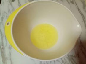 蛋白打发，往蛋白里加入柠檬汁(白醋也可以)