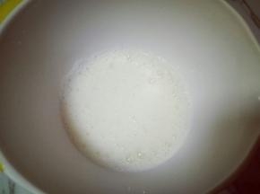 电动打蛋器将蛋白告诉打发至呈现鱼眼泡时候，加入三分之糖粉，继续高速打发，蛋清泡消失，细腻时再加入三分之一的糖粉，继续打发。