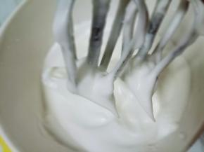 电动打蛋器高速打发，打至湿性发泡时加入最后的三分之一糖粉，，继续打发至蛋白出现细腻的纹路，将电动打蛋器调低速打发一会儿，感觉有些阻力时，就可以停止打发，以免消泡，提起打蛋器有微微的弯勾就可以，如图