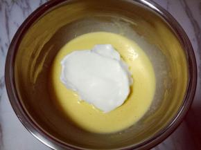 用硅胶刀取三分之的蛋白放入蛋黄糊容易中，翻拌均匀(切记手法，不要划算搅拌，以免消泡) 从底下往上翻拌，手法要轻轻的。