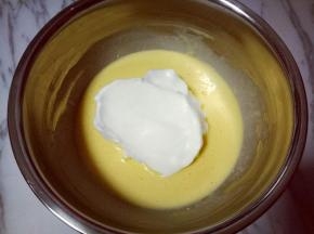 用硅胶刀取三分之的蛋白放入蛋黄糊容易中，翻拌均匀(切记手法，不要划算搅拌，以免消泡) 从底下往上翻拌，手法要轻轻的。