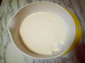 最后将蛋黄糊倒入蛋白霜的容器中，继续翻拌的手法，直至看不到蛋白霜即可。