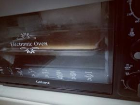 烤箱150度预热5分钟，把烤盘放入烤箱中层，上下火150度烤35分钟(具体时间及温度，根据自家烤箱性能另定。)