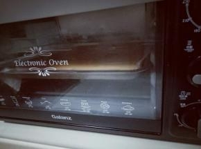 烤箱150度预热5分钟，把烤盘放入烤箱中层，上下火150度烤35分钟(具体时间及温度，根据自家烤箱性能另定。)