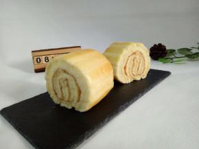 卷的时候可以借助擀面杖，卷秀油纸向后卷，蛋糕顺势往前面卷，这样不容易开裂。卷好后定型半小时，用锯齿刀把蛋糕切成自己想要的形状，切蛋糕时一定要像锯木头一样，轻轻的来回拉动，用力要轻，每切好一块蛋糕后要把刀擦干净，再切下一刀。