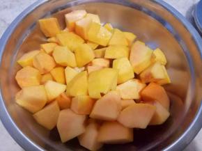 黄桃去核去皮切小块，孩子吃方便。(大人吃可以不切小块)