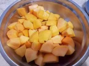 黄桃去核去皮切小块，孩子吃方便。(大人吃可以不切小块)