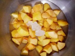 把黄桃，水，冰糖放入锅中，开大火煮开后调小火，10分钟左右，黄桃看起来熟了的样子关火。倒入柠檬汁，简单拌两下，盖上盖子。