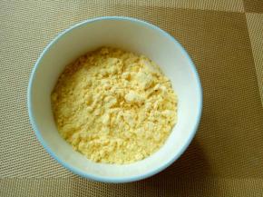 玉米面粉，纯天然绿色食品，玉米是朋友的杜琼自己种的，粉是自己磨的，宝贝吃健康，麻麻才安心(^_^)