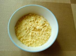 玉米面粉，纯天然绿色食品，玉米是朋友的杜琼自己种的，粉是自己磨的，宝贝吃健康，麻麻才安心(^_^)