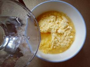 玉米粉种倒入凉开水，搅拌无颗粒，稍微稀一点。