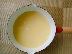 倒入锅中，加入清水。