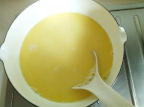 中小火熬，边熬边用勺子搅拌，避免结块，直至黏稠。