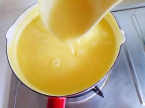 一定要边熬边用勺子搅拌，图中这个状态就可以了。