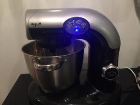 将除了黄油以外的所有面包材料放入厨师机桶内