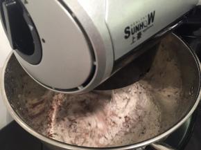 按下1档，由厨师机自动识别档级。10分钟后放入黄油，整个揉面过程大概是18分钟