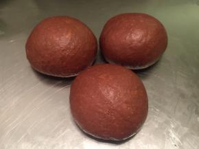 面团取出轻压排气，平均分成3份，搓圆，静置20分钟