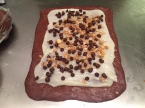 均匀地洒上耐烤可可豆，香蕉可可即食麦片