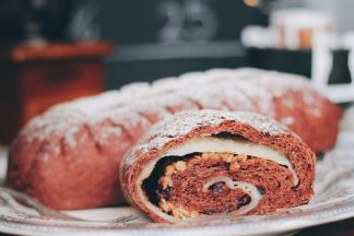 出炉放至温热就可以装入保鲜袋保存了。