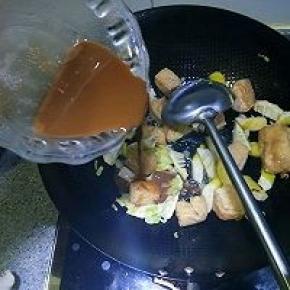 把酱汁倒入，翻炒，大火收汁即可