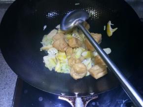 热锅凉油，下葱花爆香，下笋和豆腐，翻炒均匀，加半碗水盖锅盖焖煮至笋成熟。