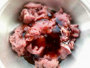 牛肉切片放入小盆里，倒入大喜大烤肉酱(烤肉酱的量能拌匀肉就行)。